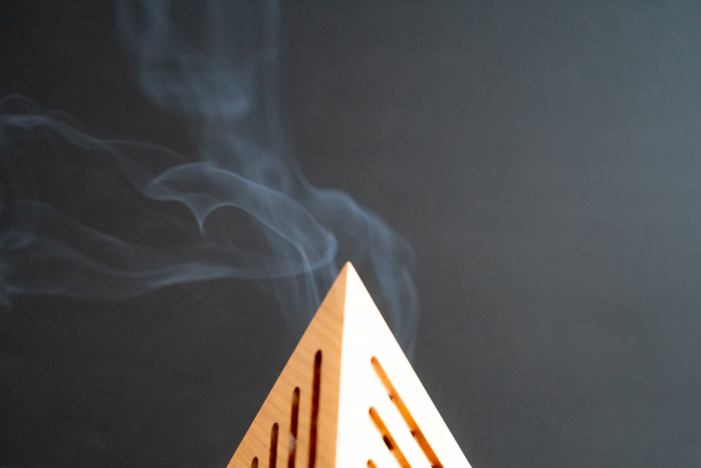 ピラミッド型木製香炉